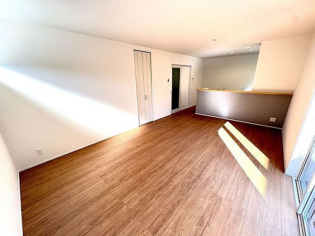 明るく開放的なリビング広々♪一家団欒の時間が増えそうです♪