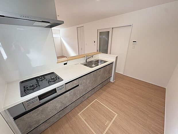 使い勝手の良いシステムキッチン♪家族の様子を見守りながらお料理ができます♪