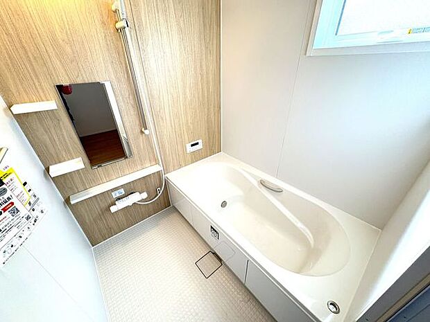 ゆったりくつろげるバスルーム♪小窓付きで換気もバッチリです♪