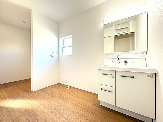 シャワー付き洗面化粧台♪朝の身支度も楽々♪