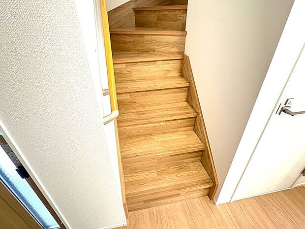 小さなお子様からご年配の方まで安心の手すり付き階段♪