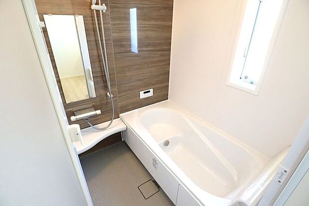 浴室　同仕様　ゆったりくつろげるバスルーム♪小窓付きで換気もバッチリです♪