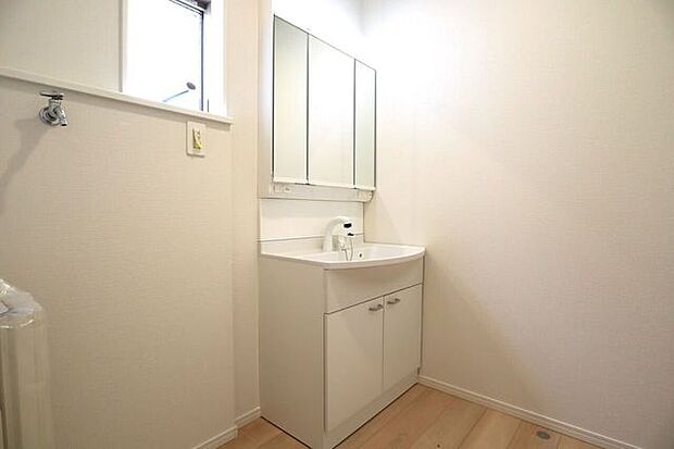 洗面所　同仕様　シャワー付き洗面化粧台♪朝の身支度も楽々♪