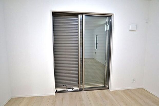 シャッター雨戸　同仕様長期の旅行や台風などの災害に役立ちます！