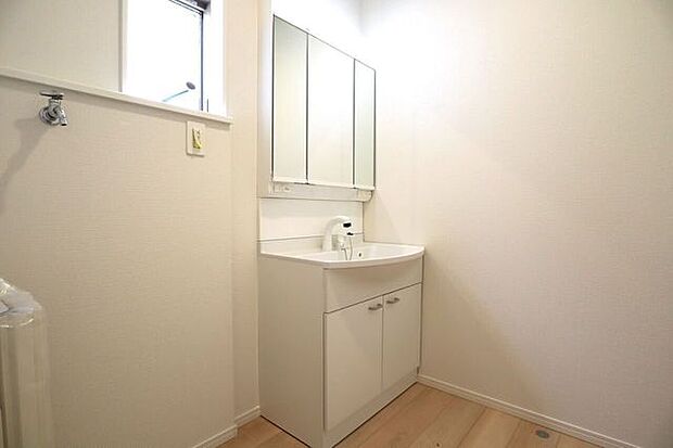 洗面所　同仕様　シャワー付き洗面化粧台♪朝の身支度も楽々♪