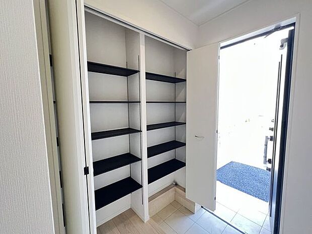 玄関　同仕様シューズボックス付きの玄関♪玄関がスッキリとお使いいただけます♪