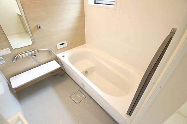 浴室　同仕様　ゆったりくつろげるバスルーム♪小窓付きで換気もバッチリです♪