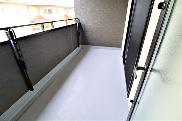 バルコニー　同仕様　急な雨にも安心なインナーバルコニー♪南向きで日当たり良好です！