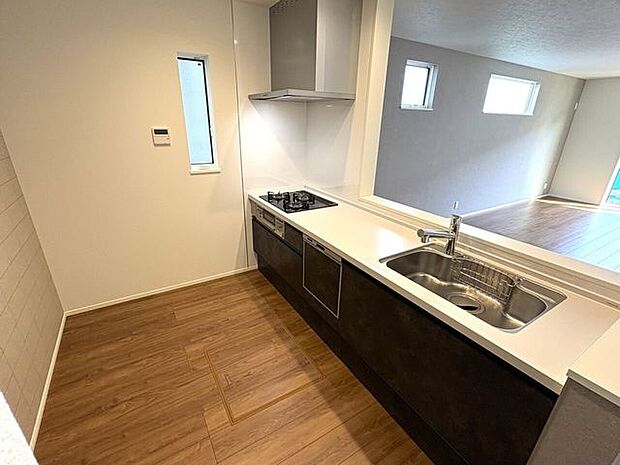 使い勝手の良いカウンターシステムキッチン♪家族の様子を見守りながら家事ができます♪