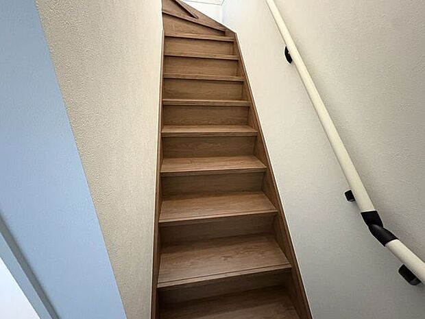 小さなお子様からご年配の方まで安心の手すり付き階段♪