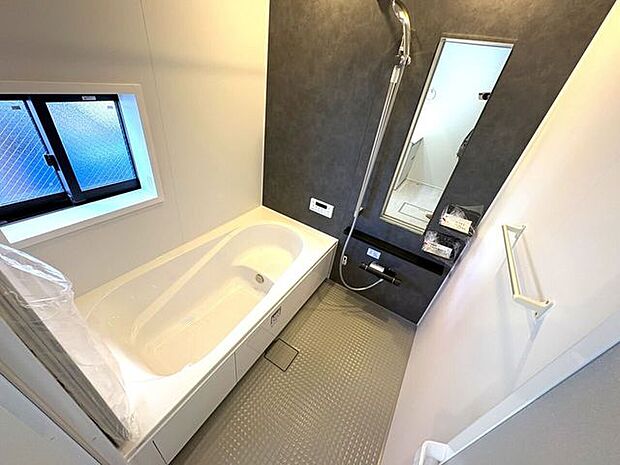 ゆったりくつろげるバスルーム♪小窓付きで換気もバッチリです♪