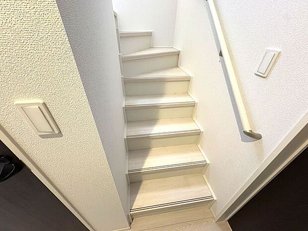 小さなお子様からご年配の方まで安心の手すり付き階段♪