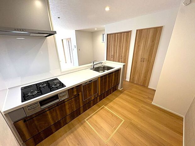 使い勝手の良いカウンターシステムキッチン♪家族の様子を見守りながら家事ができます♪