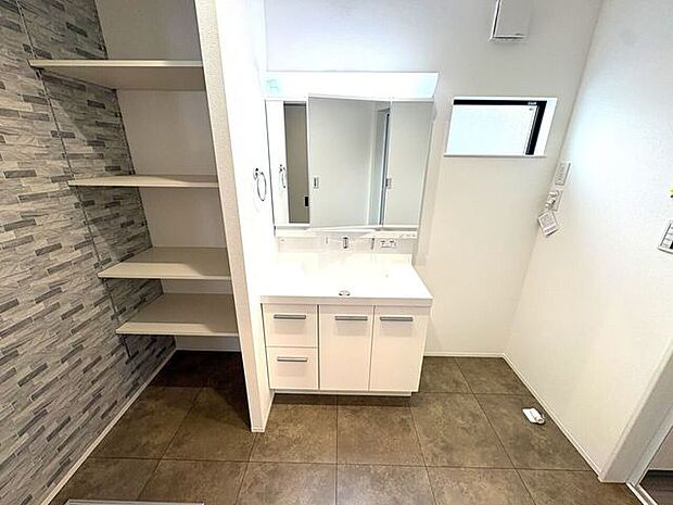 シャワー付き洗面化粧台♪朝の身支度も楽々♪