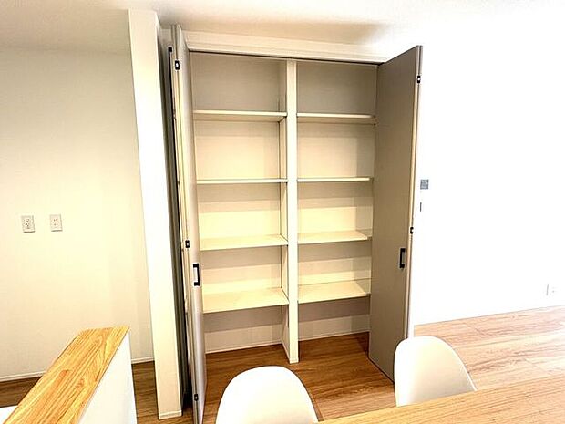 キッチン用品もスッキリ片付くパントリー収納！