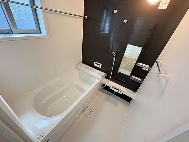 ゆったりくつろげるバスルーム♪小窓付きで換気もバッチリです♪