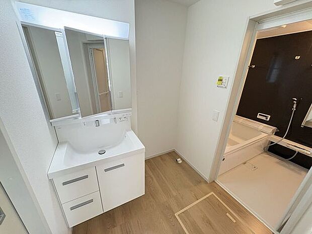 シャワー付き洗面化粧台♪朝の身支度も楽々♪