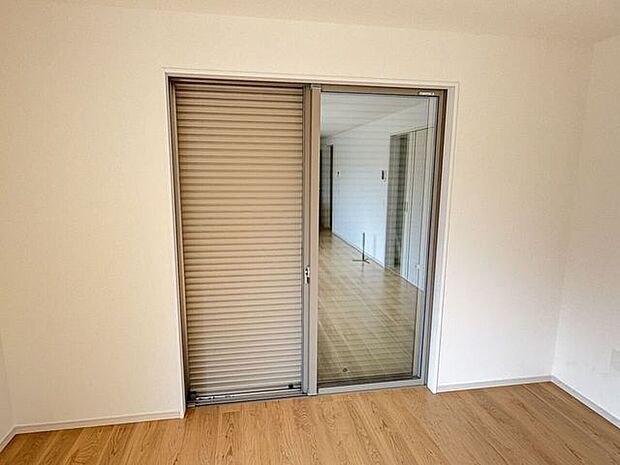 シャッター雨戸 長期の旅行や台風などの災害に役立つシャッター雨戸♪