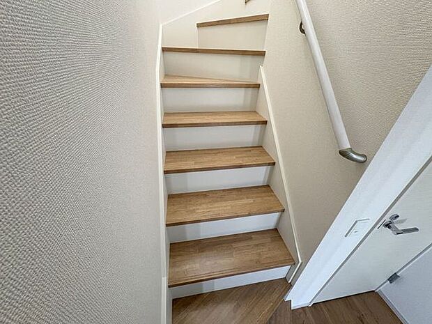 小さなお子様からご年配の方まで安心の手すり付き階段♪