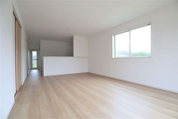 リビング　同仕様明るく開放的な広々リビング♪一家団欒の時間が増えそうです♪