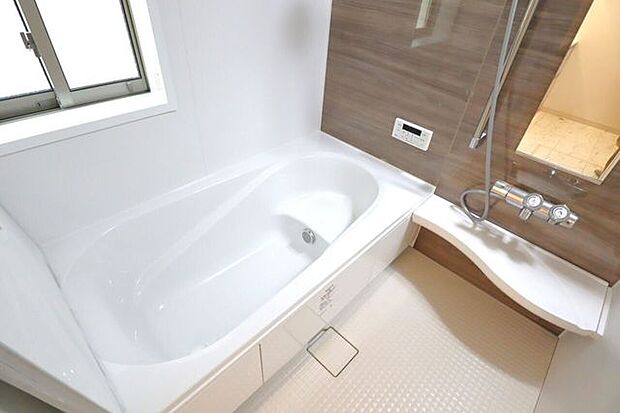 浴室　同仕様　ゆったりくつろげるバスルーム♪小窓付きで換気もバッチリです♪