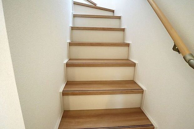 階段　同仕様　小さなお子様からご年配の方まで安心の手すり付き階段♪