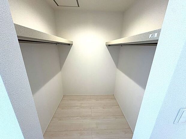 季節物の収納に便利なウォークインクローゼット完備です！