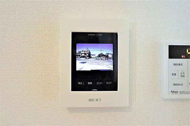 モニター付きインターホン 同仕様訪問者の顔が確認できるのでお子様の留守番も安心ですね♪