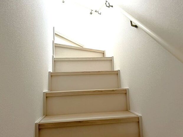 階段 同仕様 小さなお子様からご年配の方まで安心の手すり付き階段♪