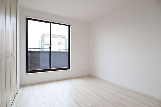 洋室 同仕様2面採光のお部屋は明るく風通しの良いお部屋です♪