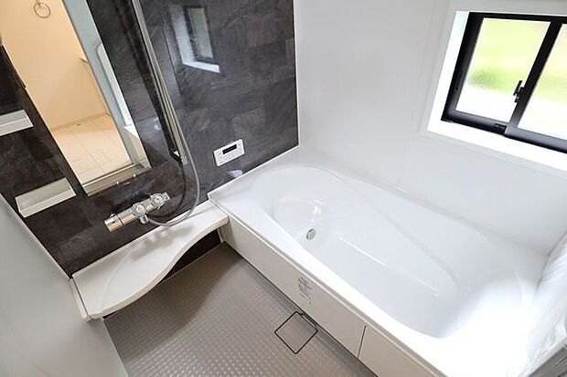 浴室 同仕様 ゆったりくつろげるバスルーム♪小窓付きで換気もバッチリです♪