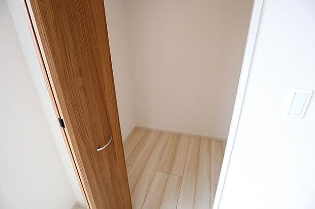 ウォークインクローゼット 同仕様季節物の収納に便利なウォークインクローゼット完備です!