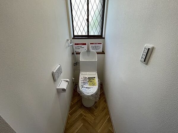 トイレ1階と2階にトイレがあります♪2階にトイレがあると夜間に階段をおりずに済むのがいいですね♪