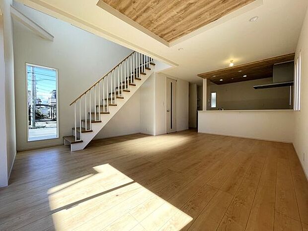 ◇リビング◇南面を広く取ったリビングは日当たり良好です♪一家団欒の時間が増えそうですね♪