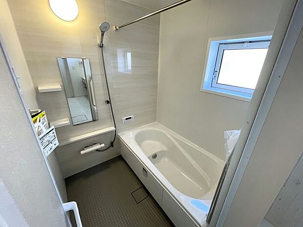 ◇浴室◇ 一坪サイズの浴室で足が伸ばせて快適です♪浴室暖房乾燥機付で、雨の日でも洗濯物が乾かせます♪