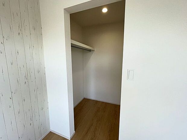 ◇ウォークインクローゼット◇季節物のお洋服などしっかり収納できます♪旅行鞄などかさばる収納もすっきり片付きますね♪