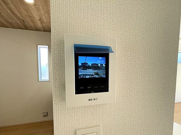○カラーモニター付インターホン○不在時の訪問は自動で録画されます。訪問者の顔が確認できるのでお子様の留守番にも安心です♪