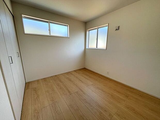 ◇洋室5.25帖◇　2面採光のお部屋は明るく風通しが良いです♪収納もしっかり出来ますよ！