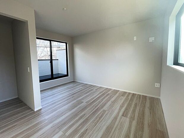 ◇洋室9.3帖◇ゆとりのある広さで家具の配置も楽しめます♪