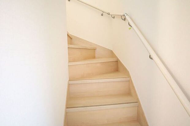 ◇階段◇ 同仕様手すり付きの階段♪段差を緩やかに設計していますので、小さなお子様やご年配の方にも安心です♪