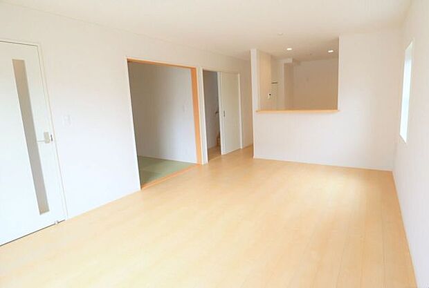 ◇リビング◇　同仕様南東向きリビングは日当たり良好です♪一家団欒の時間が増えそうですね♪