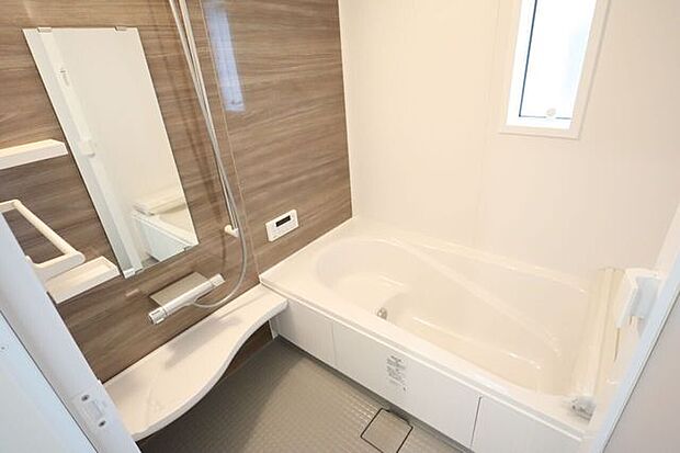 ◇浴室◇ 同仕様一坪サイズの浴室で足が伸ばせて快適です♪浴室暖房乾燥機付で、雨の日でも洗濯物が乾かせます♪