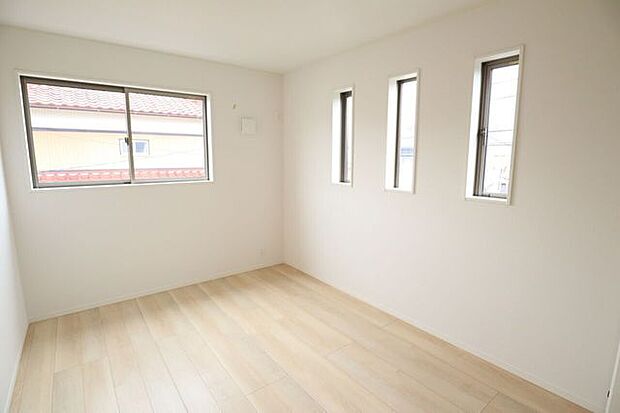 ◇洋室◇　同仕様2面採光のお部屋は明るく風通しが良いです♪収納もしっかり出来ますよ！