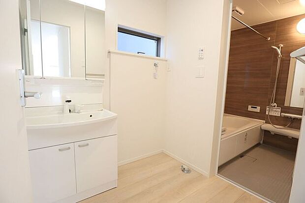 ◇洗面所◇ 同仕様シャワー付き洗面化粧台♪三面鏡付で朝の身支度もラクラクです♪