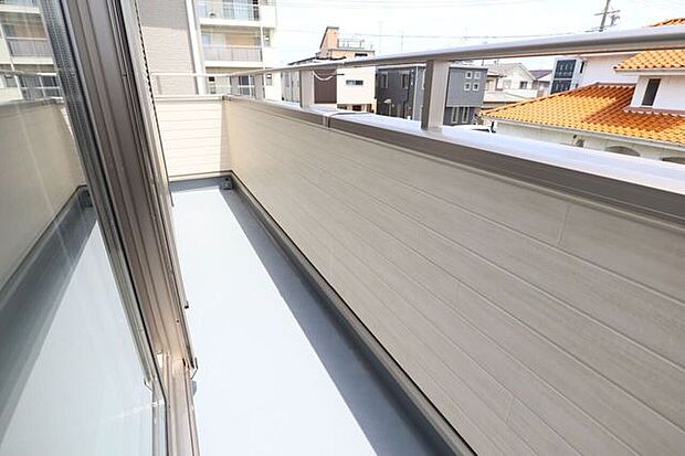 ◇バルコニー◇　同仕様南東向きバルコニー♪陽当たりが良く洗濯物が良く乾きそうです♪便利な洗濯金物が付いています。