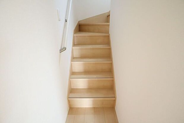 ◇階段◇　同仕様手すり付きの階段♪段差を緩やかに設計していますので、小さなお子様やご年配の方にも安心です♪