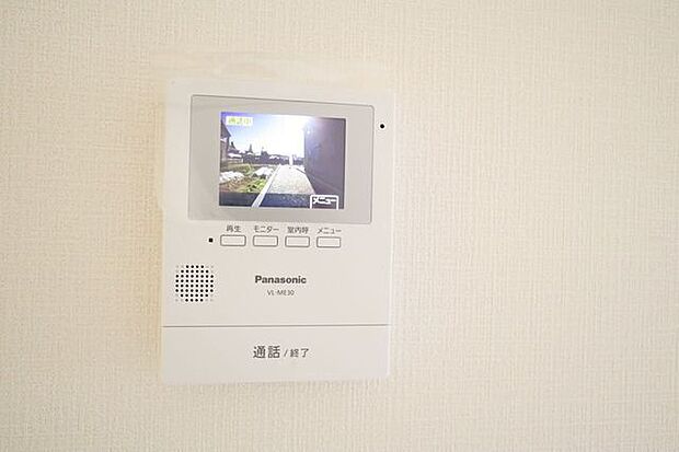 ○カラーモニター付インターホン○　同仕様不在時の訪問は自動で録画されます。訪問者の顔が確認できるのでお子様の留守番にも安心です♪