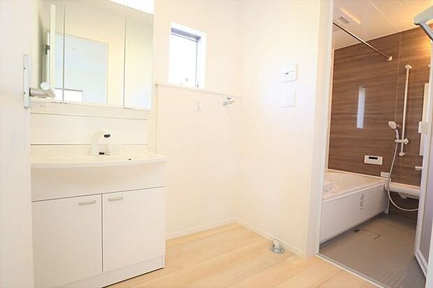 ◇洗面所◇ 同仕様シャワー付き洗面化粧台♪三面鏡付で朝の身支度もラクラクです♪