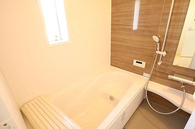 ◇浴室◇　同仕様一坪サイズの浴室で足が伸ばせて快適です♪浴室暖房乾燥機付で、雨の日でも洗濯物が乾かせます♪