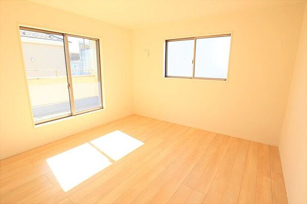 ◇洋室◇　同仕様2面採光のお部屋は明るく風通しが良いです♪収納もしっかり出来ますよ！